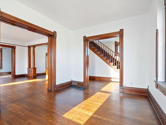 4th image of 503 Commercial St