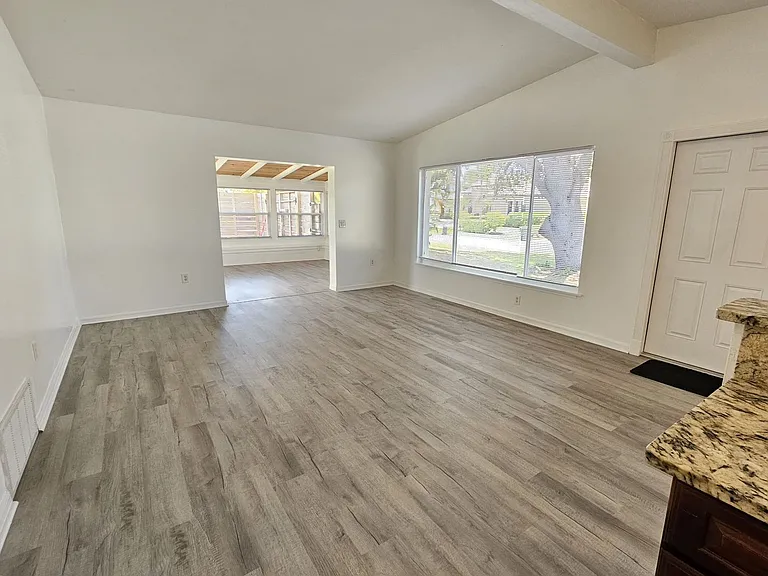 341 Bayshore Dr — Photo 3