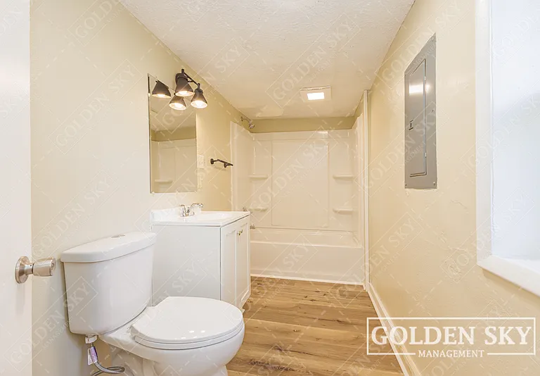 1704 W 15th St — Photo 5