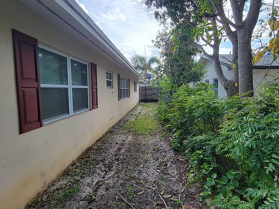 3rd image of 421 Greenbriar Drive