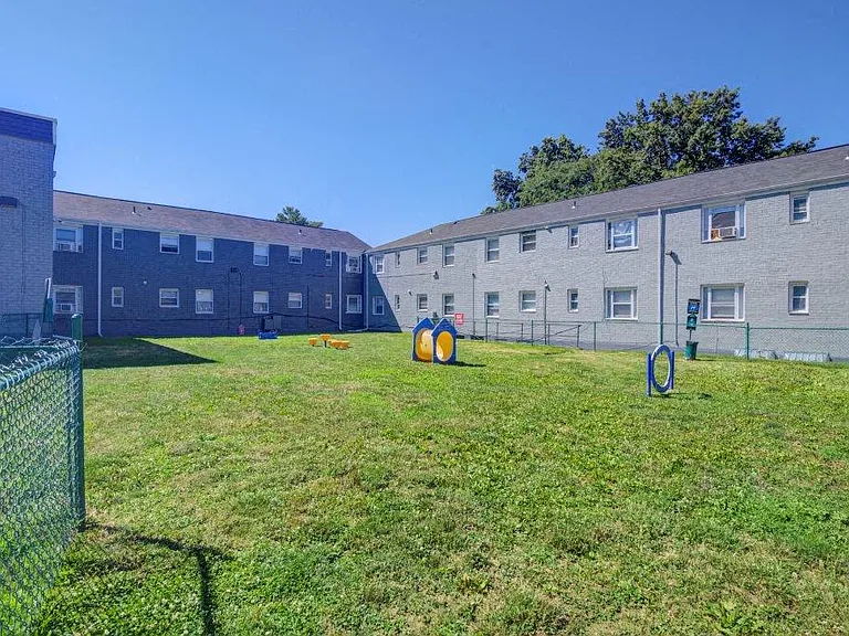Elmwood Village Apartments and Townhomes — Photo 17