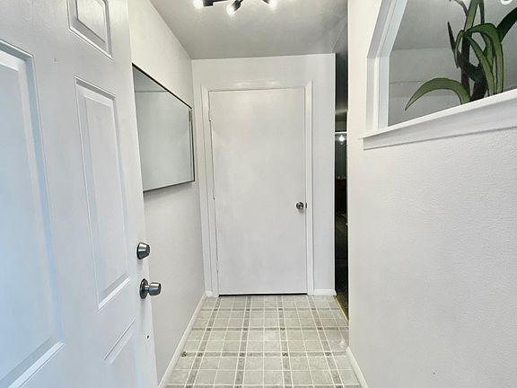 2nd image of 806 S Phillippi St