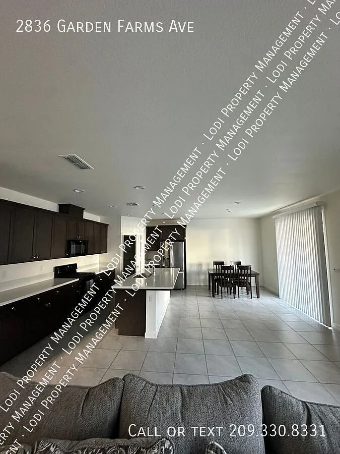 5 Bedroom 3 Bath Home in River Island — Photo 3