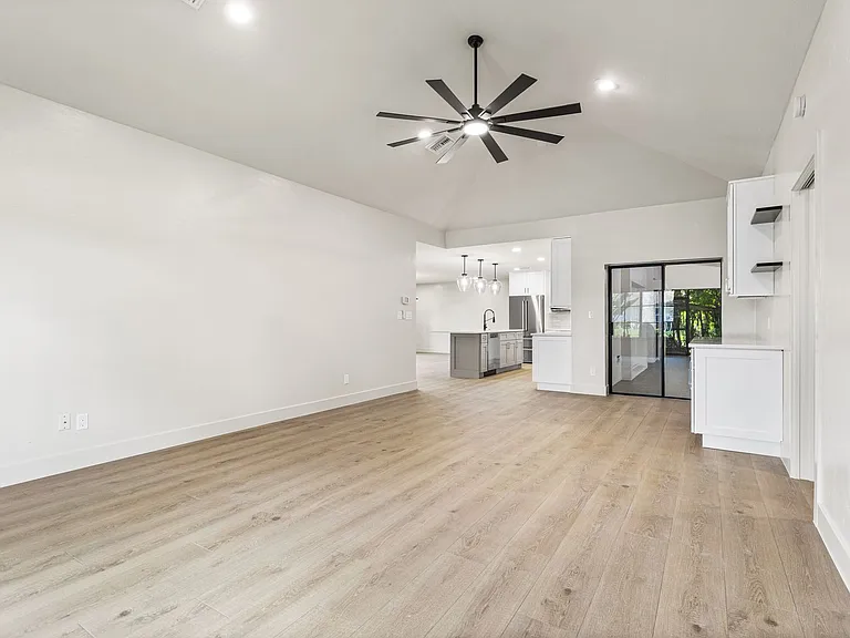 1911 Princess Ct — Photo 13