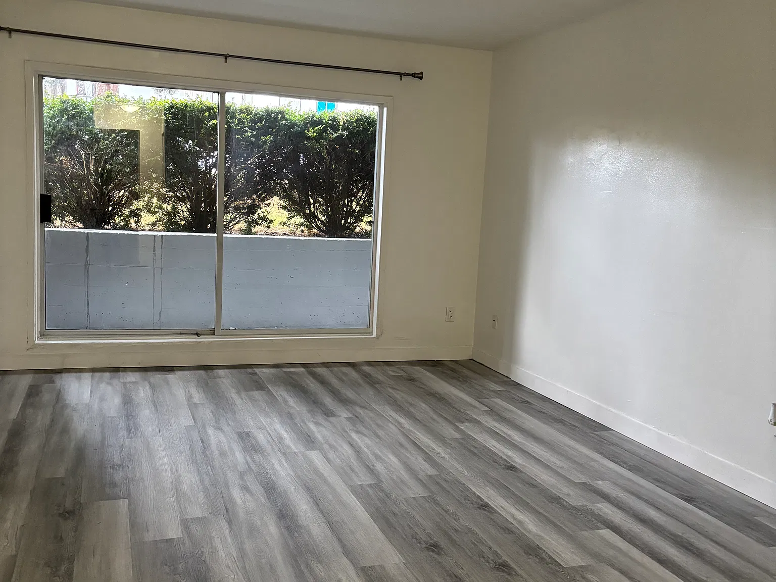 3 bed, 850 sqft, $2,100 — Photo 4