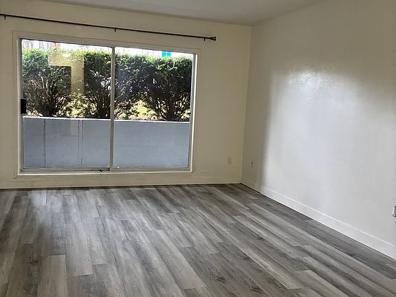 4th image of 804 Esquimalt Rd #102