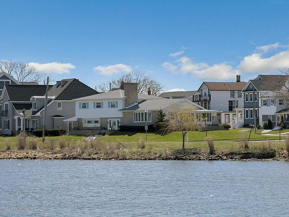 219 S. Lake Dr. FRT5