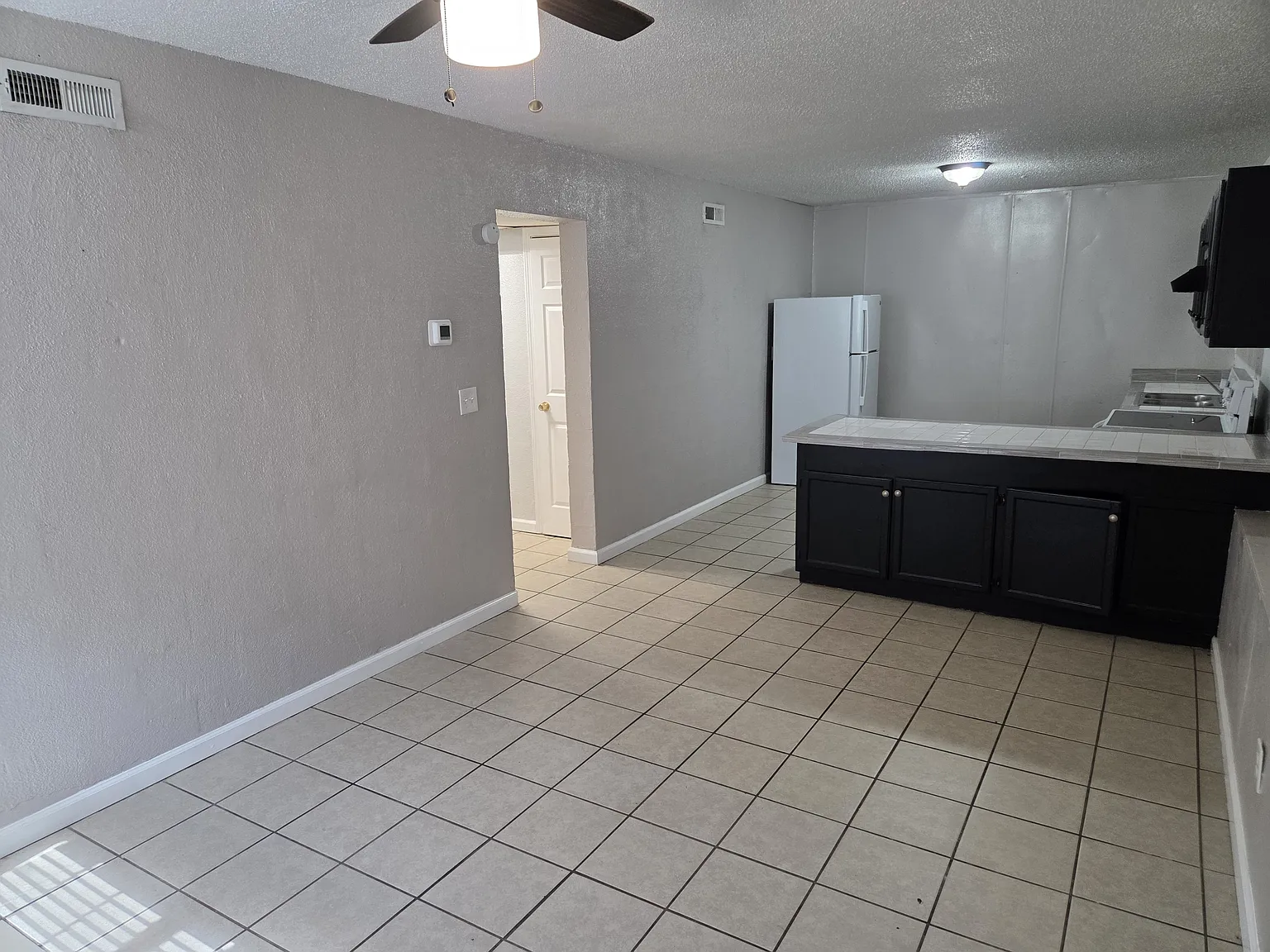 Ridgecrest Apartments - R05 — Photo 2
