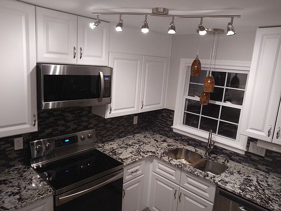 Kitchen (newly remodeled)