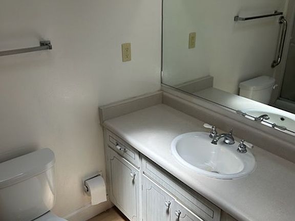 4th image of 414 Lincoln Cir APT 8