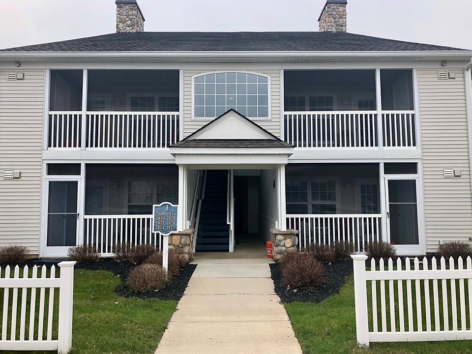 1st image of 2818 S Knightsbridge Cir