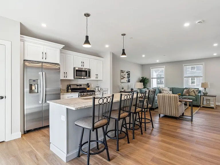 Bayberry Commons- 3 Bedroom 2.5 Bath Townhomes with 2 Car Garage — Photo 4