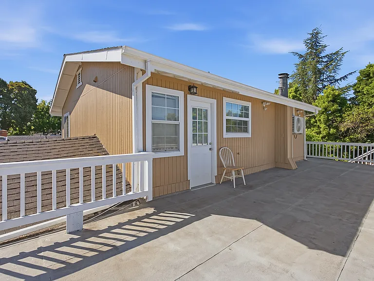 1162 Davis St — Photo 3