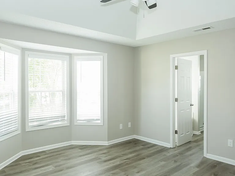 1004 Ayrshire Ln — Photo 9