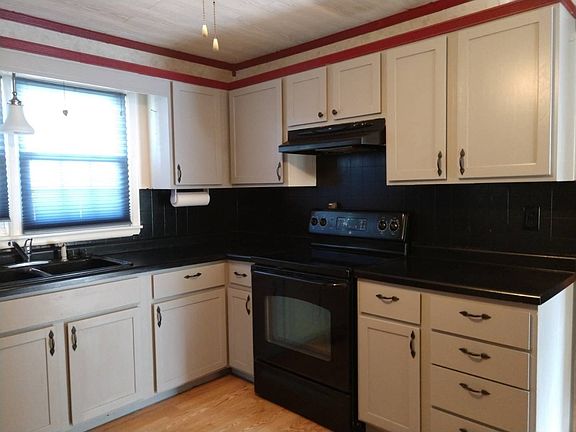 3rd image of 215 Hume St