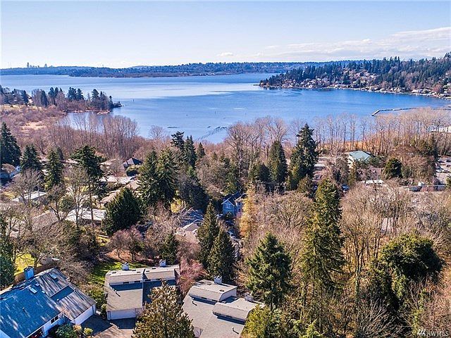 Westview Court is just 2 blocks to Lake Washington. Walking Distance to the farmer's market, shops, restaurants and parks.