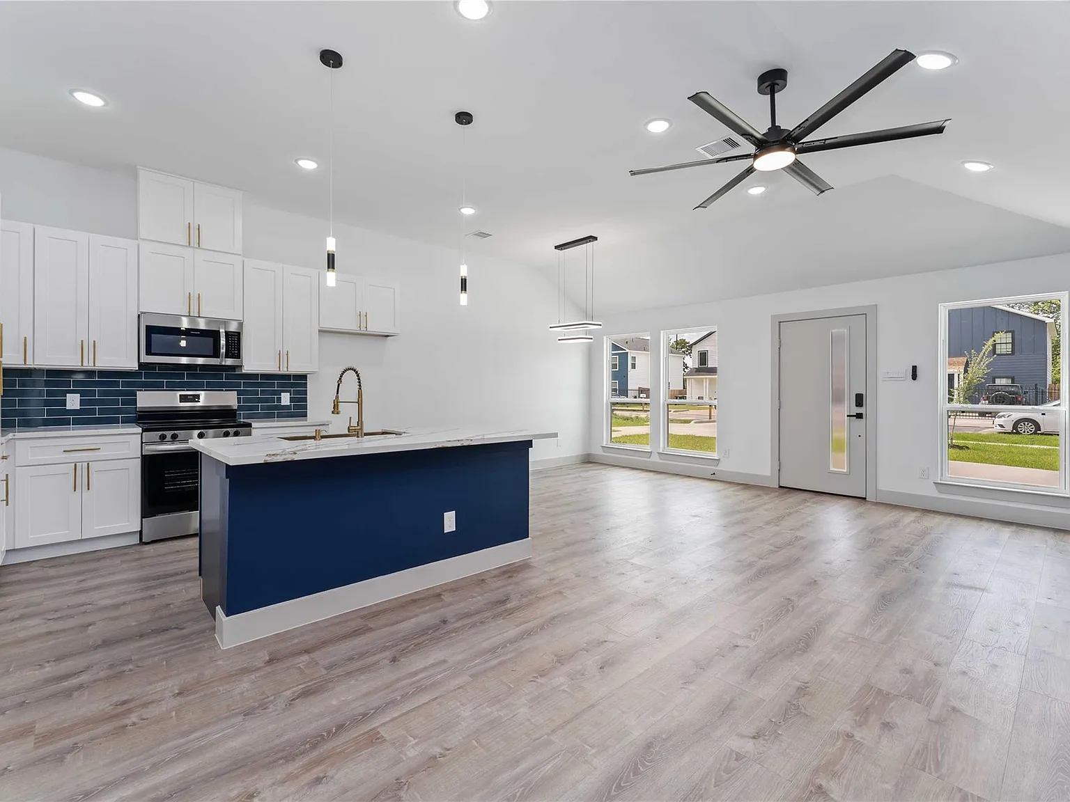 3 bed, 2.0 bath, 1220 sqft, $1,850 — Photo 2