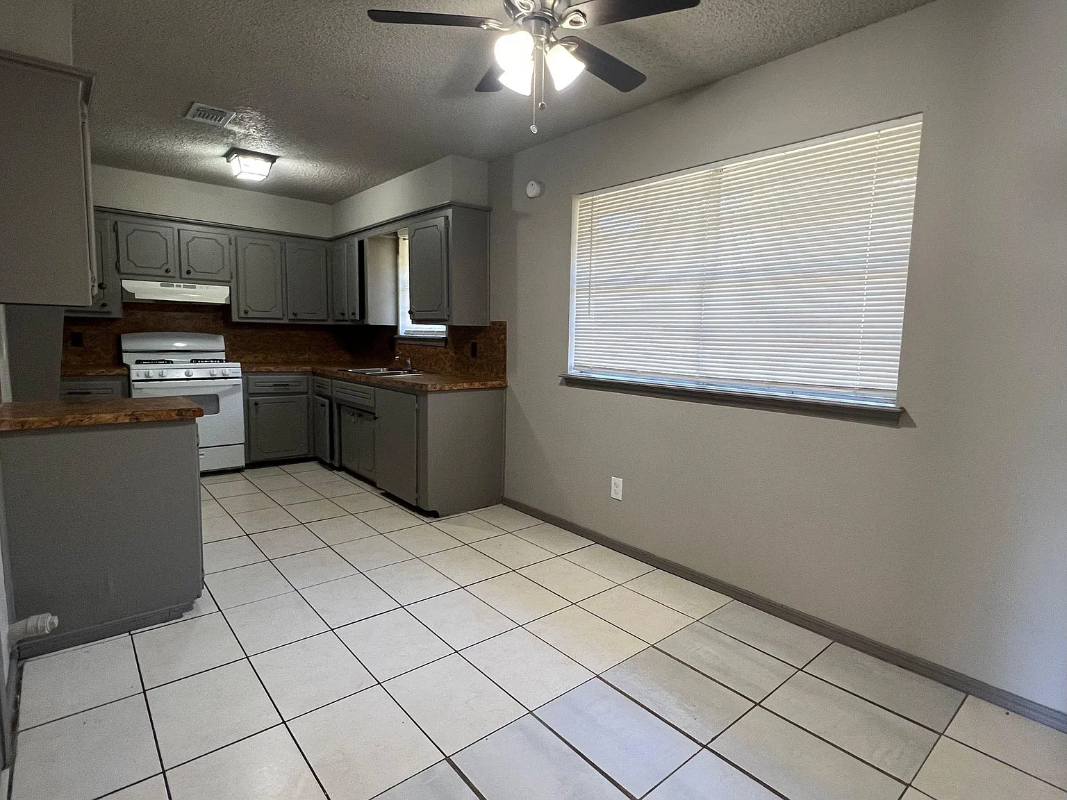 5 bed, 1376 sqft, $1,550 — Photo 2