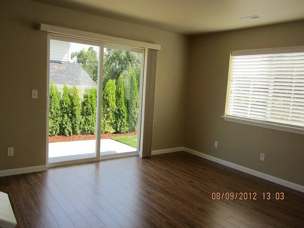 SI2143 — Photo 3