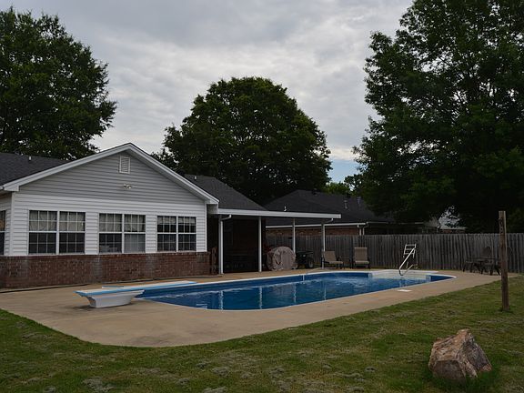 2nd image of 2305 Charlestowne Dr