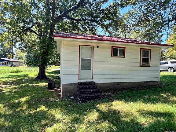 4th image of 301 Pecan St
