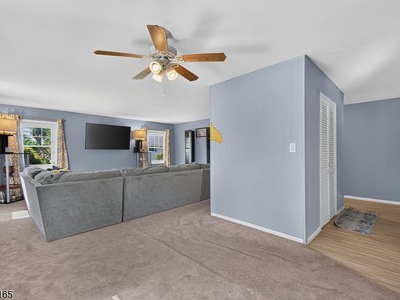 5th image of 6 Meadowbrook Pl