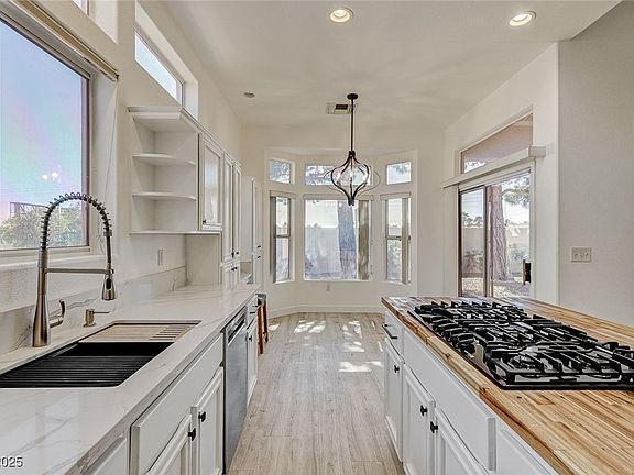 5th image of 10725 Mission Lakes Ave