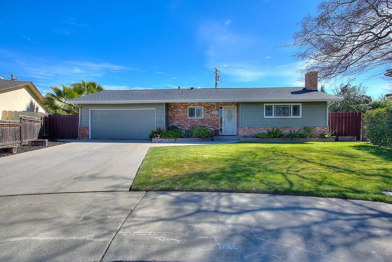1004 Princess Ct photo 1