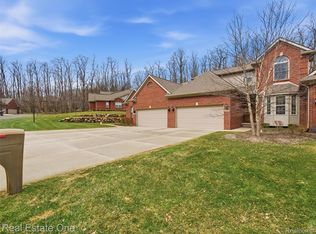 9572 Kingsway Cir, Clarkston, MI