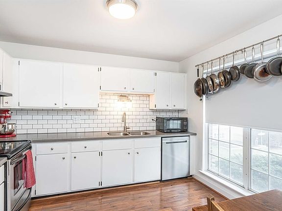 4th image of 3280 Alpine Dr