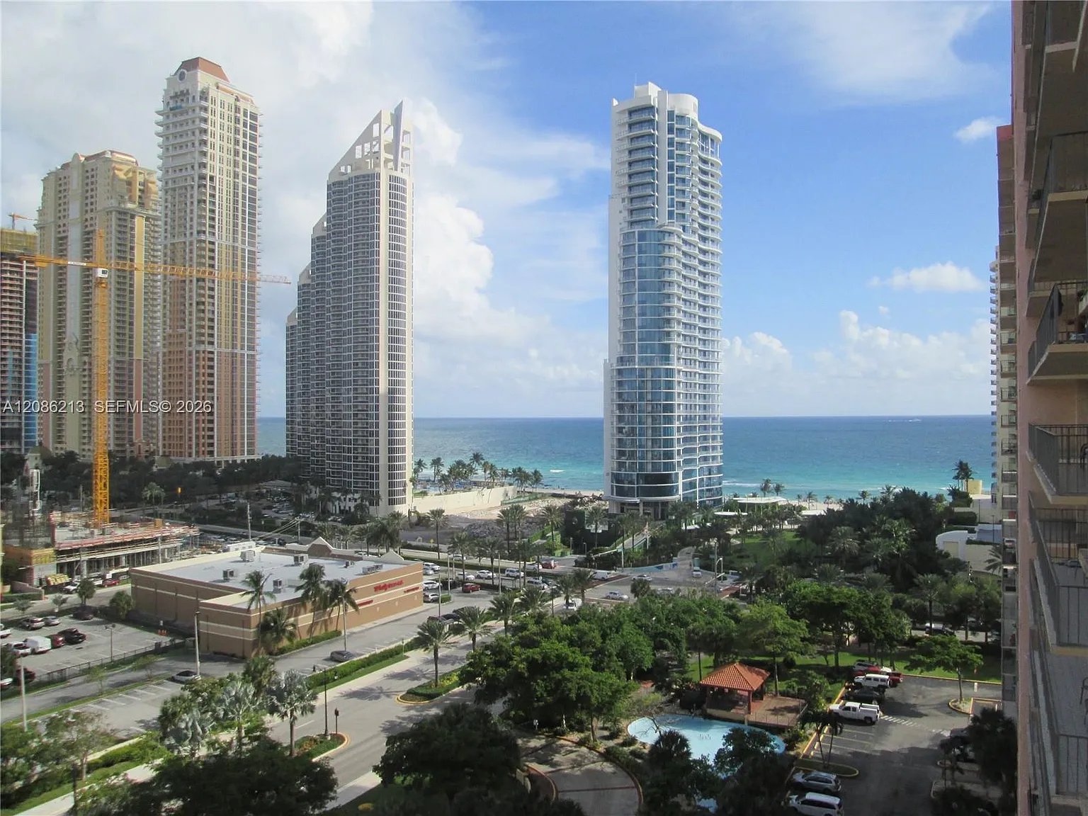Winston Towers 600 Condo — Photo 2