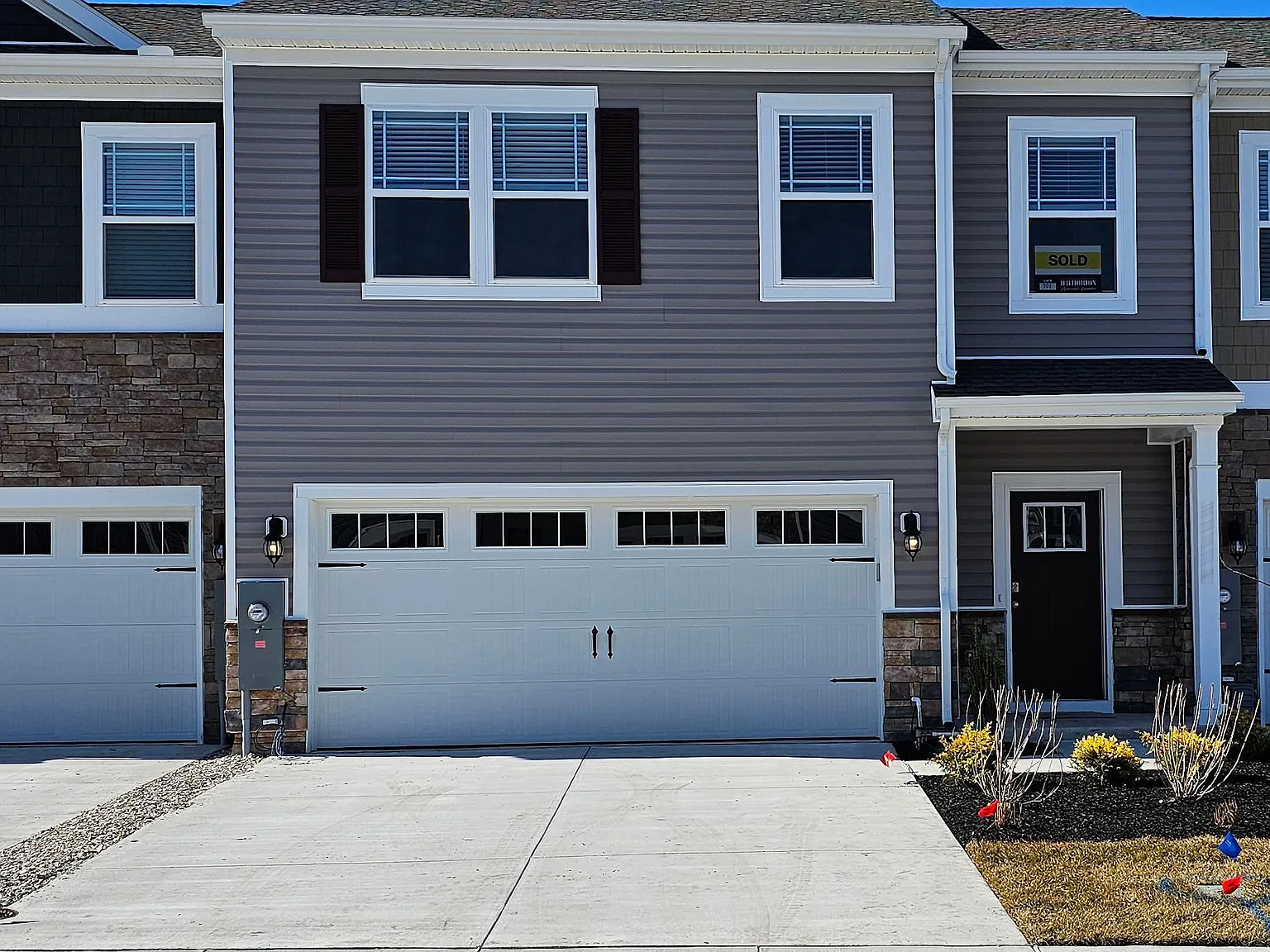 3 bed, 2.5 bath, 1676 sqft, $2,400 — Photo 1