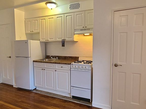 3rd image of 84-37 Fleet Ct #81B