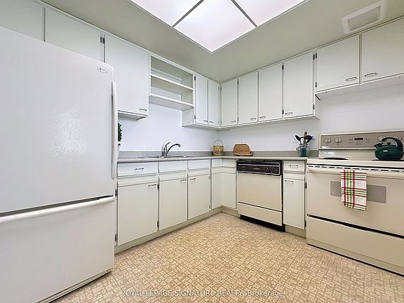 3rd image of 20 Dean Park Rd #1103