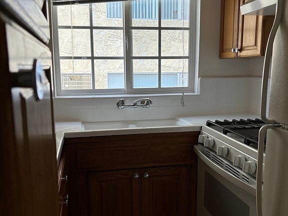 3rd image of 5330 Franklin Ave #28