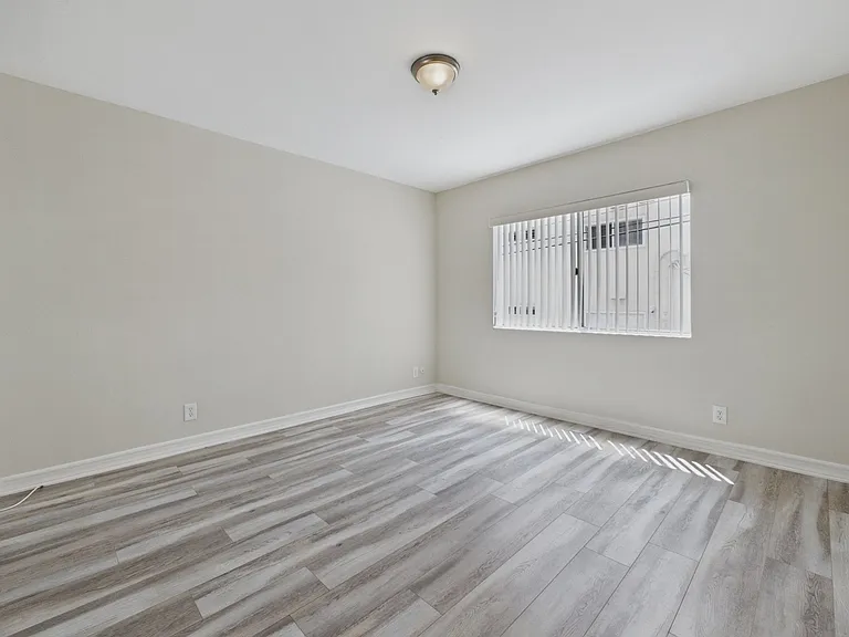 115 Doheny Apartments — Photo 52