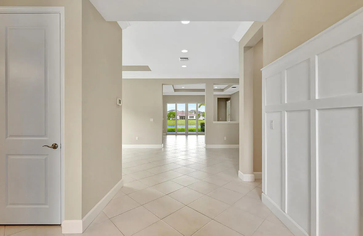 3 bed, 3.0 bath, 2042 sqft, $3,500 — Photo 2