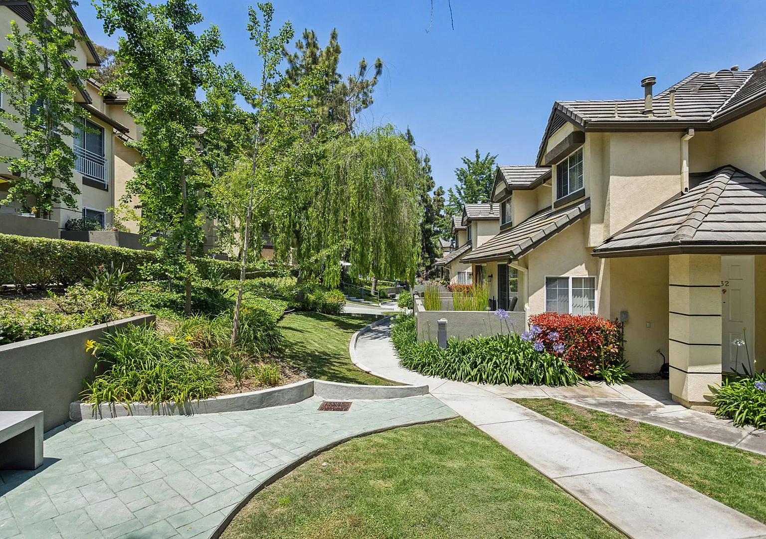 Modern 3BD/3BA Gated Townhome in Baldwin Hills with 2-Car Garage — Photo 3