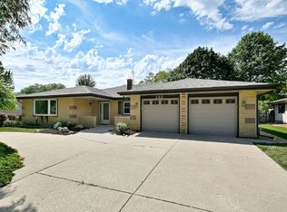 132 S Staffire Dr, Schaumburg, IL 60193