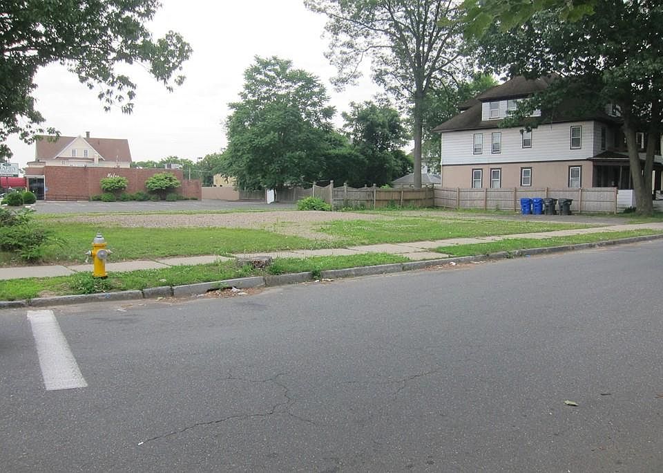 2nd image of 462 Belmont Ave
