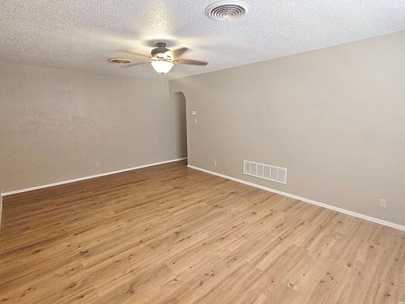 4th image of 906 Ivy St