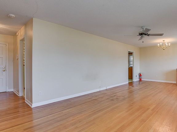 3rd image of 1829 Courtney Dr