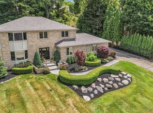 821 Box Canyon Ct, Rochester Hills, MI 48309