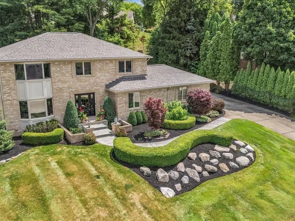 821 Box Canyon Ct, Rochester Hills, MI 48309
