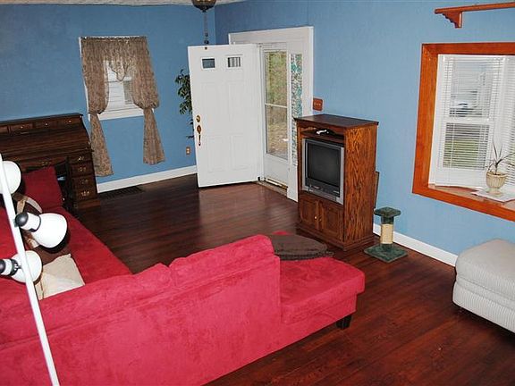 3rd image of 10 E Park Dr