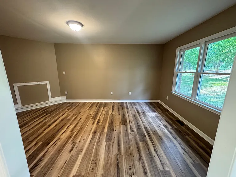 943 Grace St — Photo 13