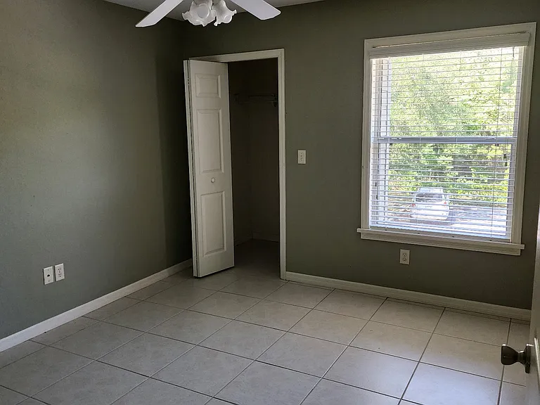 2208 NE 3rd St — Photo 3