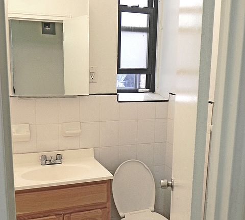 4th image of 3439 Knox Pl APT 3F