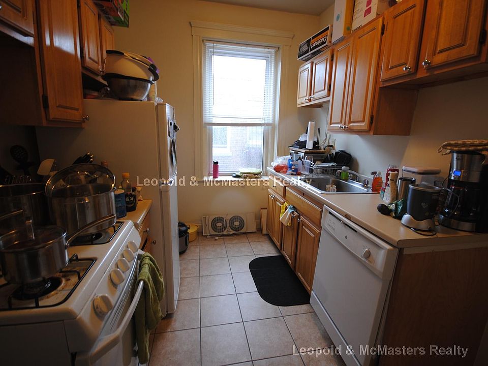 2nd image of 36 Queensberry St #49
