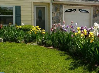 36 Grove Ln, Levittown, PA 19055